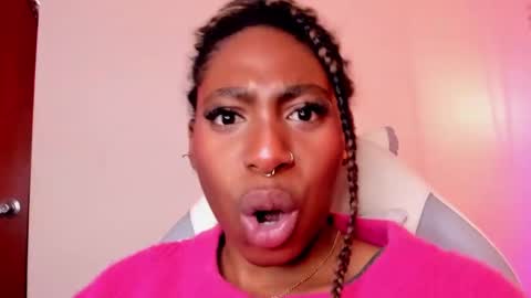 Snapshot of queen_perla_ chatting on 01-22-25, 06:10 online show from 01-22-25, 06:10