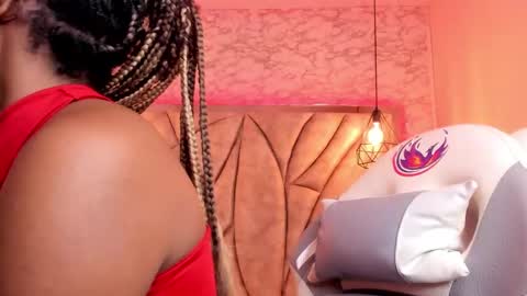 Snapshot of queen_perla_ chatting on 02-14-25, 06:29 online show from 02-14-25, 06:29