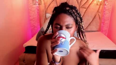 Snapshot of queen_perla_ chatting on 02-16-25, 07:05 online show from 02-16-25, 07:05