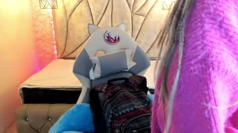 Snapshot of queen_perla_ chatting on 02-20-25, 12:04 online show from 02-20-25, 12:04