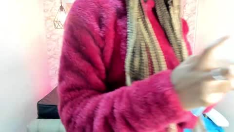 Snapshot of queen_perla_ chatting on 02-21-25, 12:06 online show from 02-21-25, 12:06