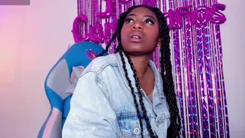 Snapshot of queen_perla_ chatting on 10-19-25, 12:28 online show from 10-19-25, 12:28