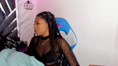 Snapshot of queen_perla_ chatting on 10-24-25, 07:10 online show from 10-24-25, 07:10