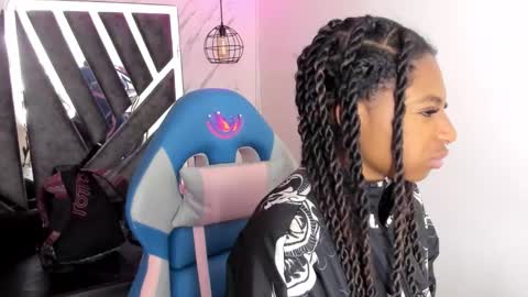 Snapshot of queen_perla_ chatting on 10-26-25, 12:00 online show from 10-26-25, 12:00