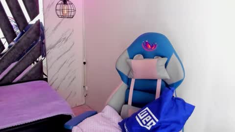 Snapshot of queen_perla_ chatting on 10-29-25, 12:07 online show from 10-29-25, 12:07