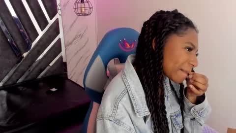 Snapshot of queen_perla_ chatting on 10-30-25, 02:46 online show from 10-30-25, 02:46