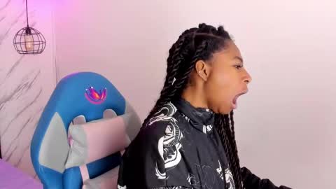 Snapshot of queen_perla_ chatting on 11-11-25, 11:21 online show from 11-11-25, 11:21