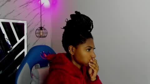 Snapshot of queen_perla_ chatting on 11-13-25, 11:20 online show from 11-13-25, 11:20