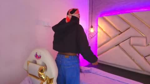 Snapshot of queen_perla_ chatting on 11-17-25, 11:27 online show from 11-17-25, 11:27