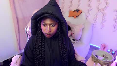 Snapshot of queen_perla_ chatting on 12-17-25, 11:22 online show from 12-17-25, 11:22