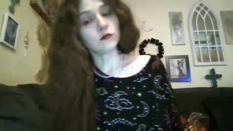 Snapshot of queencrimsonlvx chatting on 04-15-26, 11:28 queencrimsonlvx online show from 04-15-26, 11:28