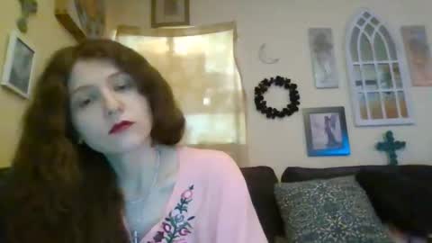 Snapshot of queencrimsonlvx chatting on 04-21-26, 12:11 queencrimsonlvx online show from 04-21-26, 12:11