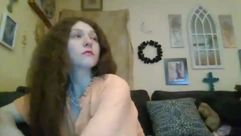 Snapshot of queencrimsonlvx chatting on 04-22-26, 12:18 queencrimsonlvx online show from 04-22-26, 12:18