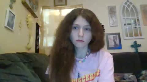 Snapshot of queencrimsonlvx chatting on 05-18-26, 01:17 queencrimsonlvx online show from 05-18-26, 01:17