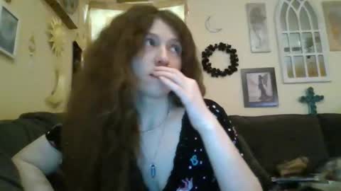 Snapshot of queencrimsonlvx chatting on 05-20-26, 08:31 queencrimsonlvx online show from 05-20-26, 08:31