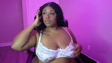 Snapshot of queencroze chatting on 01-13-26, 10:59 Queen Cherise Roze online show from 01-13-26, 10:59