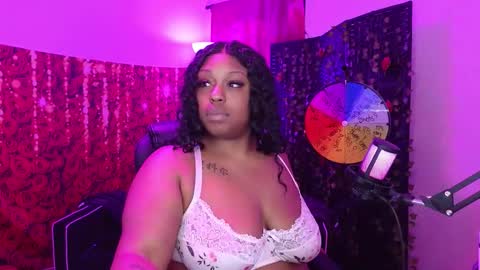 Snapshot of queencroze chatting on 02-11-26, 05:18 Queen Cherise Roze online show from 02-11-26, 05:18