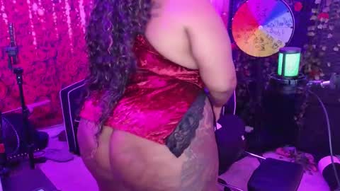 Snapshot of queencroze chatting on 03-11-26, 05:19 Queen Cherise Roze online show from 03-11-26, 05:19