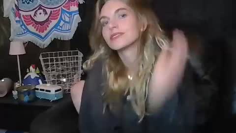 Queen Hazy online show from 10-31-25, 01:28