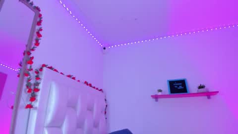 Snapshot of queenlatina10 chatting on 11-12-25, 03:45 Andrea online show from 11-12-25, 03:45