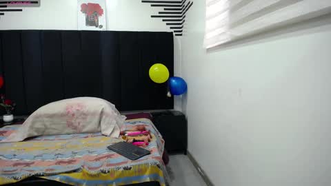 Snapshot of queenmature chatting on 10-26-25, 12:33 VickyBoobss online show from 10-26-25, 12:33