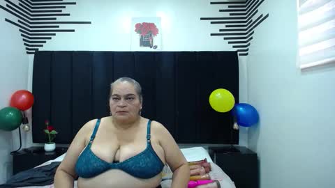 Snapshot of queenmature chatting on 10-27-25, 08:35 VickyBoobss online show from 10-27-25, 08:35