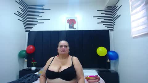 Snapshot of queenmature chatting on 10-31-25, 01:01 VickyBoobss online show from 10-31-25, 01:01