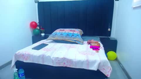 Snapshot of queenmature chatting on 11-03-25, 12:28 VickyBoobss online show from 11-03-25, 12:28