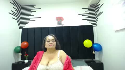 Snapshot of queenmature chatting on 11-09-25, 12:58 VickyBoobss online show from 11-09-25, 12:58