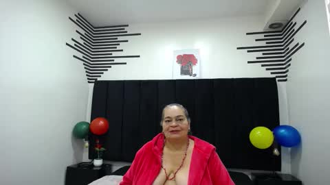 Snapshot of queenmature chatting on 11-10-25, 08:41 VickyBoobss online show from 11-10-25, 08:41