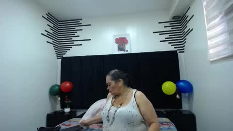 Snapshot of queenmature chatting on 11-11-25, 12:38 VickyBoobss online show from 11-11-25, 12:38