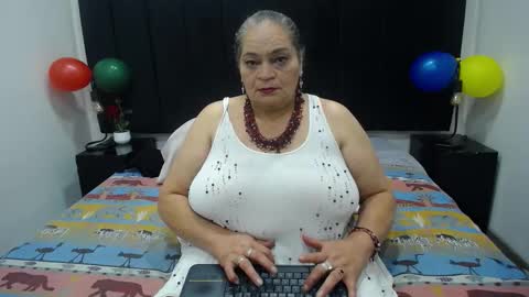 Snapshot of queenmature chatting on 11-19-25, 08:42 VickyBoobss online show from 11-19-25, 08:42
