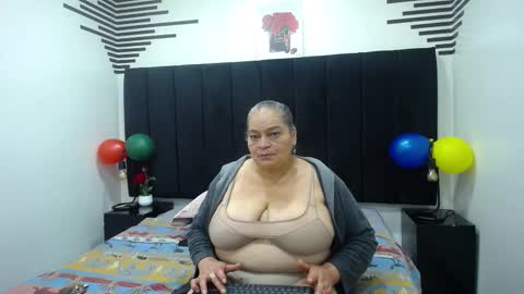 Snapshot of queenmature chatting on 11-22-25, 01:21 VickyBoobss online show from 11-22-25, 01:21