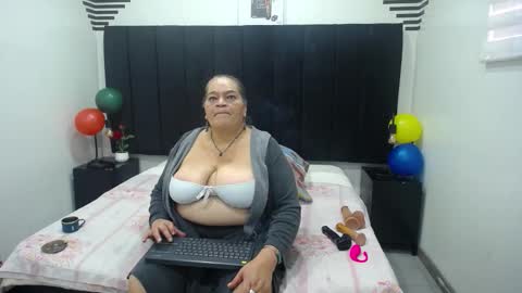 Snapshot of queenmature chatting on 11-27-25, 01:13 VickyBoobss online show from 11-27-25, 01:13