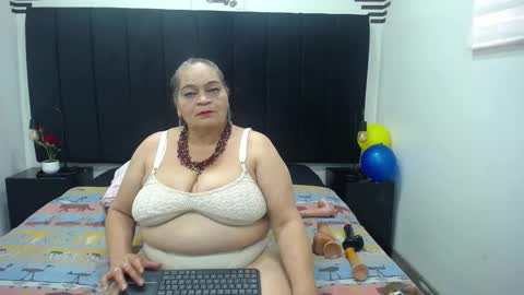 Snapshot of queenmature chatting on 12-02-25, 07:42 VickyBoobss online show from 12-02-25, 07:42