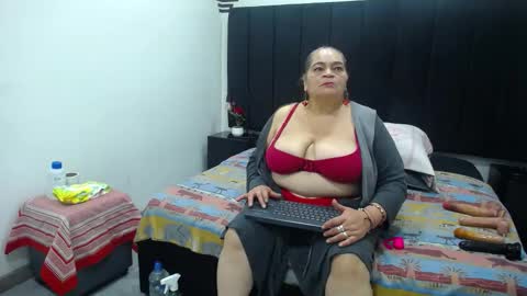 Snapshot of queenmature chatting on 12-03-25, 12:47 VickyBoobss online show from 12-03-25, 12:47