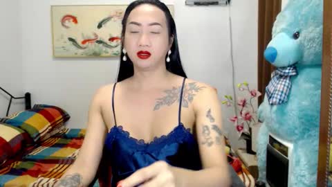 QUEEN online show from 11-19-25, 09:53