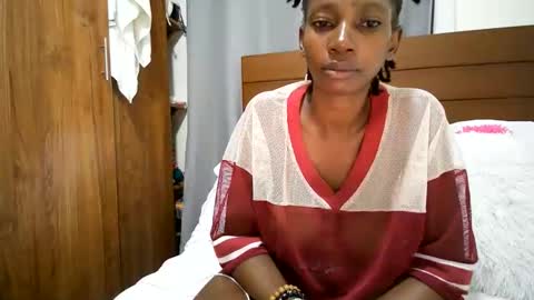 Snapshot of queenmom chatting on 06-05-26, 08:14 queenmom online show from 06-05-26, 08:14