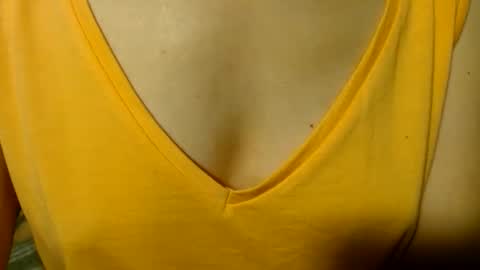 Snapshot of queenoftenderness chatting on 06-01-26, 06:31 queenoftenderness online show from 06-01-26, 06:31