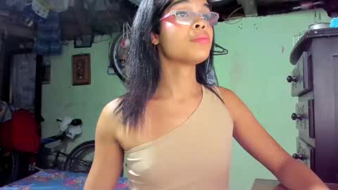 Snapshot of queensoffie chatting on 12-20-25, 04:41 sofie online show from 12-20-25, 04:41