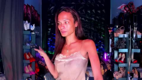 Snapshot of queenvalentinats chatting on 04-26-26, 05:43 ValentinaMoone online show from 04-26-26, 05:43