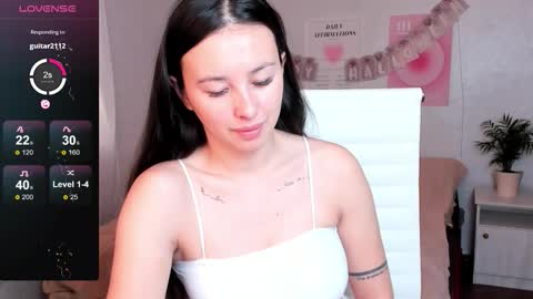 Snapshot of queitsharm_ chatting on 10-31-25, 05:41 Anna online show from 10-31-25, 05:41