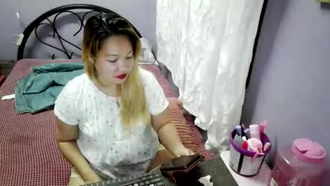 Snapshot of quelly40 chatting on 10-28-25, 07:05 quelly40 online show from 10-28-25, 07:05