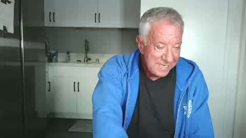 Snapshot of quest_one chatting on 10-19-25, 01:06 Jim online show from 10-19-25, 01:06