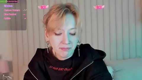 Snapshot of rachelcart chatting on 11-24-25, 03:06 RachelCart online show from 11-24-25, 03:06