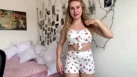 Snapshot of rachelpersch chatting on 07-07-26, 02:32 Sophie online show from 07-07-26, 02:32