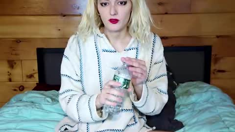 Snapshot of rachelxprice chatting on 01-16-25, 07:41 Rachel Price online show from 01-16-25, 07:41
