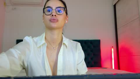 Snapshot of raeeamber_ chatting on 11-12-25, 08:04 sweet peach online show from 11-12-25, 08:04