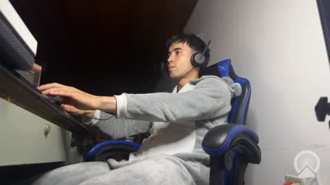 Snapshot of rakhubs chatting on 02-15-26, 03:36 Enzo online show from 02-15-26, 03:36