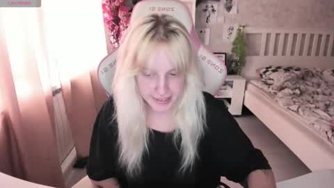 Snapshot of rapunzel_cute chatting on 09-10-25, 01:22 Rapunzel online show from 09-10-25, 01:22